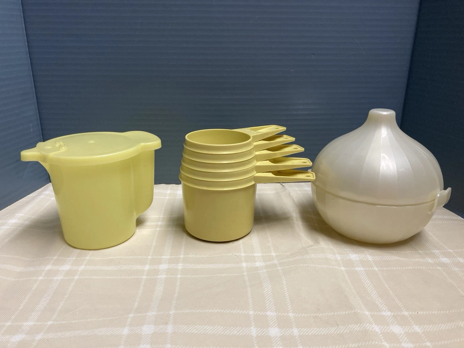 Vtg Lot of Tupperware 5 Measuring Cups ,Garlic/Onion Keeper,Creamer Flip lid
