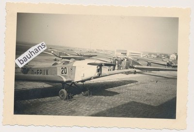 Böblingen Flugplatz Halle 3, Flugzeug Klemm L 25  Bordmonteure  (3158n)