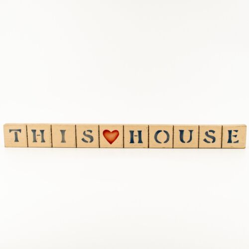 Letrero decorativo de madera de Love This House madera inspiradora negro 17 1/2x1 3/4x3/4 - Imagen 1 de 11