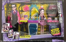 Monster High Family Of Draculaura Vampire Kitchen Playset & Dolls 2017 NIB