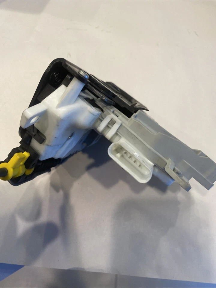 AUDI A4 A3 S3 QUATTRO 2015-2020 CERRADURA PUERTA TRASERA IZQUIERDA PESTILLO ACTUADOR 8K0839015G Foto 3 de 4