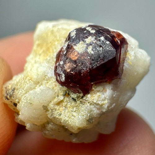 Cristales grabados en albita granate espesartina roja superior bien terminados de 21 quilates - Imagen 10 de 12