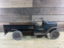 Vintage Estate Fresh Original Paint Pressed Steel Buddy L Chain Lift Dump Truck