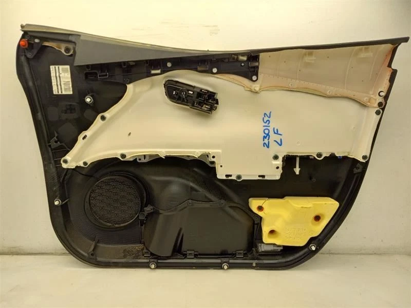 Toyota Prius III 2016 montaje del panel de la puerta delantera del lado del conductor  Foto 3 de 4