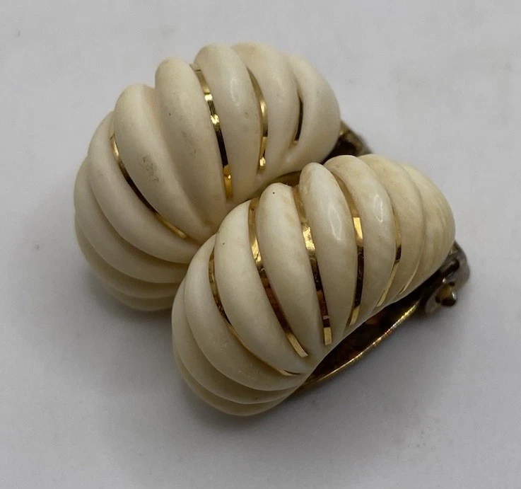 14k & 585 Yellow Gold Cream Ribbed Clip On Earrings Domed Shrimp Vtg Read - Image 3 of 4