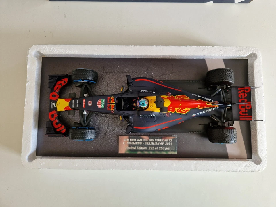 Minichamps 1/18 Red Bull Renault RB12 D. Ricciardo - Brazil 2016 - 117161203 - Image 2 of 4