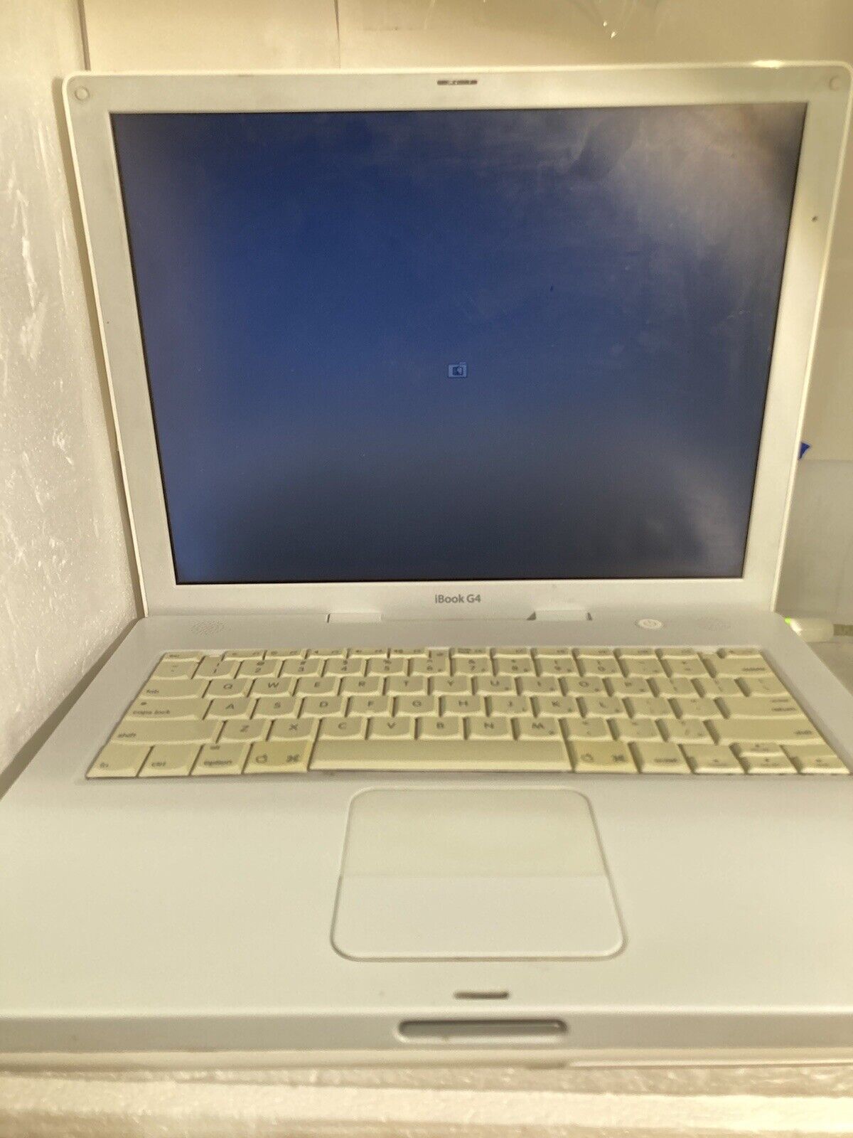 Vintage A1055 Apple iBook G4; 14'' screen; PowerPC G4, no charger 