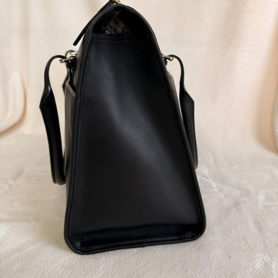 Practical and spacious business-centered Kate Spa… - image 3