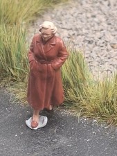 Scalemodel 00/1.76 painted Figures 40's/60's Housewive In Coat Walking
