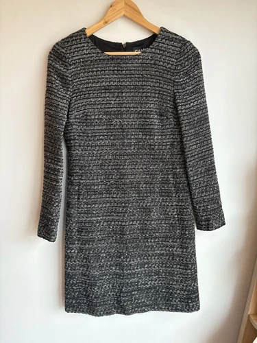 Abito da cocktail Chanel grigio tweed logo CC bottoni boucle FR38