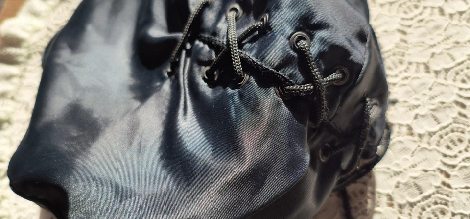 Boina negra con cordones de colección Foto 4 de 4