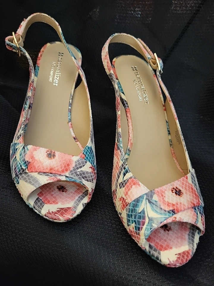 Naturalizer N5 размер 8 комфортных ремешков из змеиной кожи с цветочным рисунком 3 1/2 дюйма Туфли на каблуке - Изображение 2 из 4