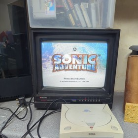 Sega Dreamcast Video Game Console with 1 controller and 1 vmu unit preloved 