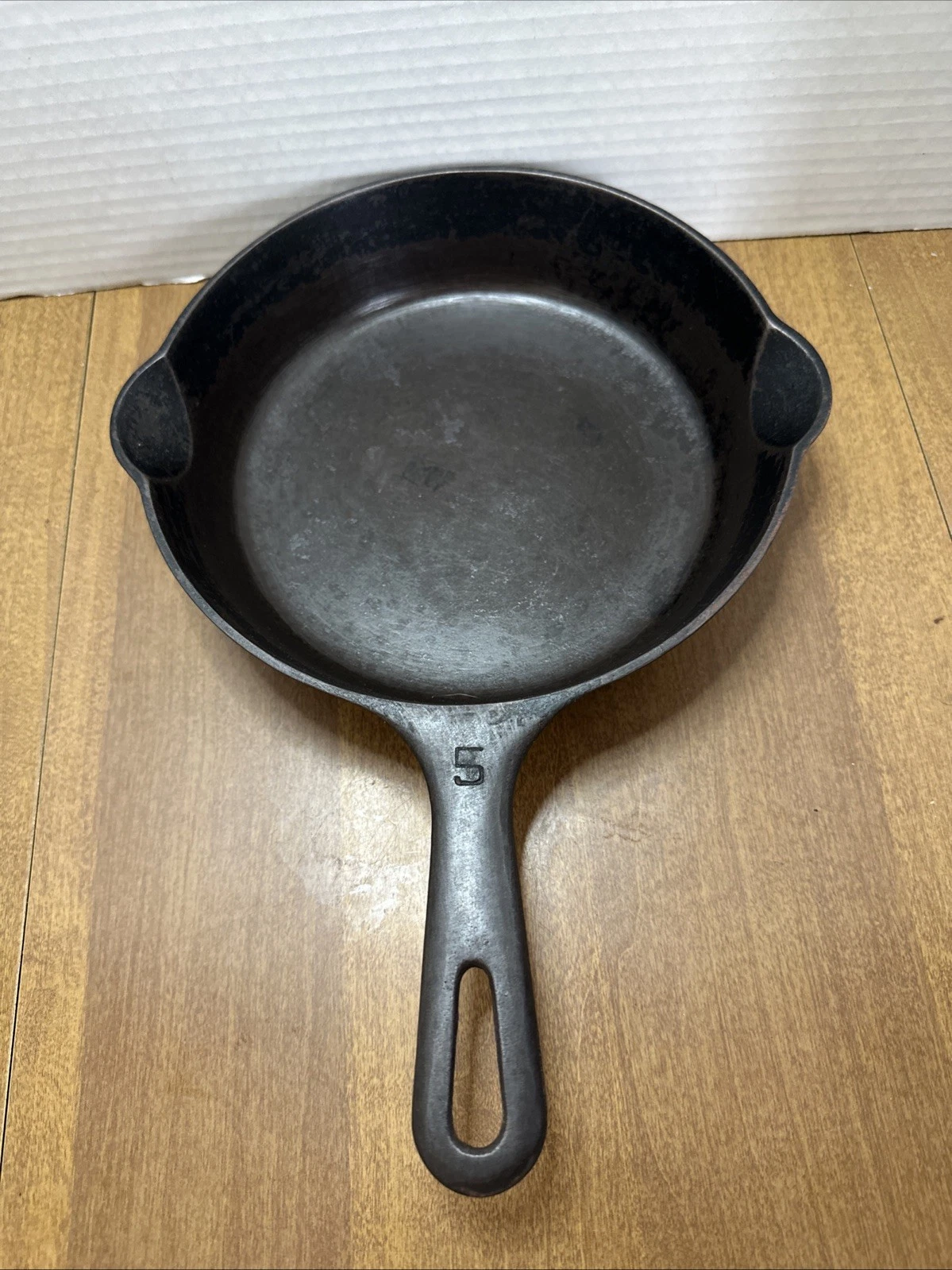 Vintage Griswold Cast Iron Skillet No. 5 Small Block Logo 724B Erie PA 8"