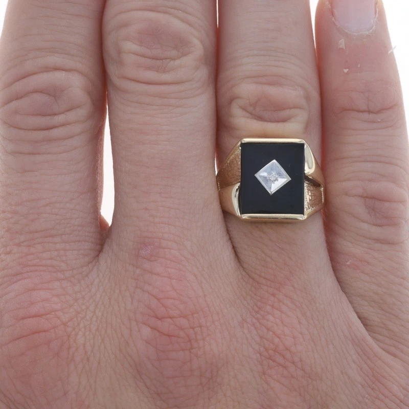 Anillo de oro amarillo con diamantes de ónix para hombre - 10 k Foto 2 de 4