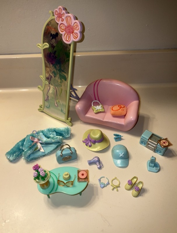 2004 Winx Club Mirror, Couch, And Over 20 Accessories. Hats, Shoes, Phone Etc.