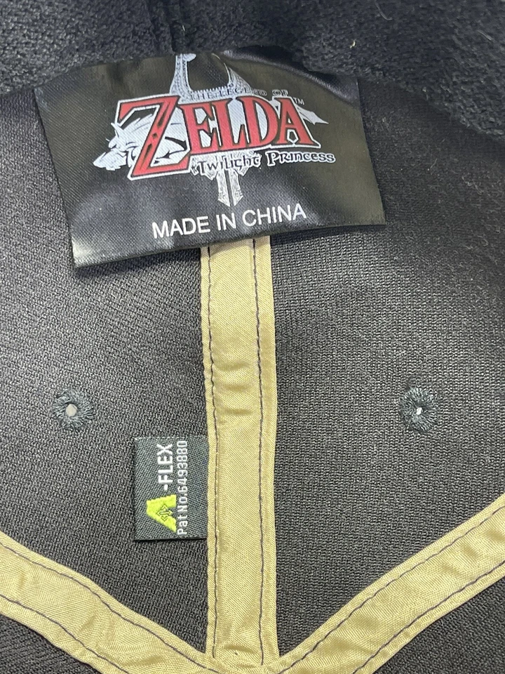 Бейсболка Nintendo черная и золотая Zelda Triforce облегающая кепка L/XL ЛИЦЕНЗИРОВАННАЯ - Изображение 2 из 4