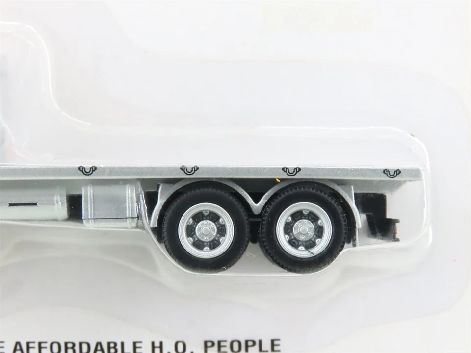 HO Scale Boley Dept 1-87 International Trucks 4013 Flatbed Truck Yellow Cab - Image 4 of 4