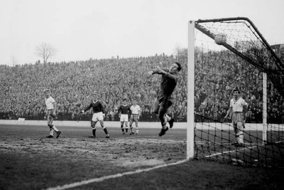 Scunthorpe goalkeeper Jones was tardy leap ball from Charlton- 1962 Old Photo