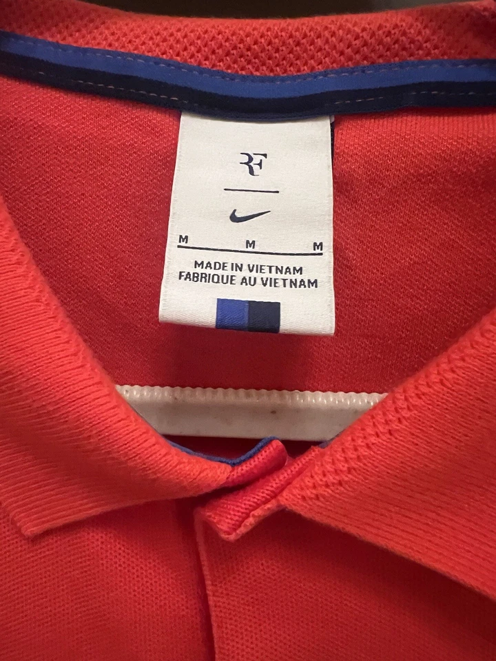 Nike Camisa Para Hombres Mediana RF Polo Tenis Camisa Roja Roger Federer Vibrante Foto 3 de 4