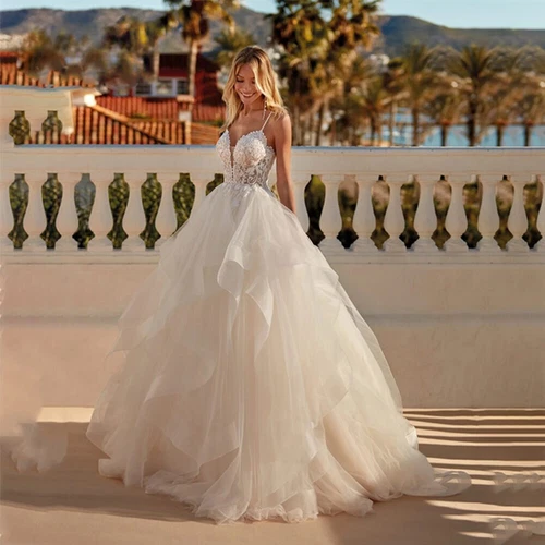 Bohemian White A-line Wedding Dress with Straps and Backless Pleated Bridal Gown - Foto 2 di 7