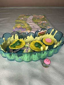 1994 Kenner littlest pet shop Jump 'n Splash Frogs with Lily Pond Near Complete