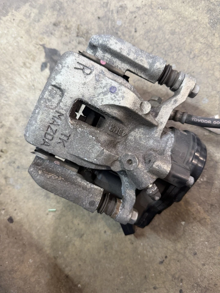 2016-2025 马自达 CX-5 AWD 后乘客右碟刹卡钳 8K 英里原始设备制造商 — 第 3/4 张图片