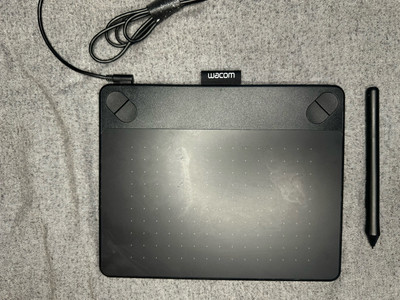 Wacom Black Small Intuos Art Pen and Touch Tablet CTH490AK