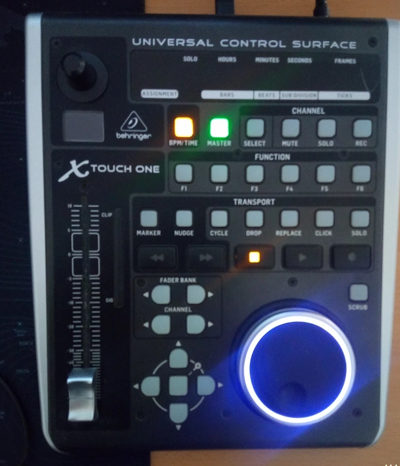 BEHRINGER X-Touch One - SUPERFICIE DI CONTROLLO UNIVERSALE CON FADER MOTORIZZATO - Immagine 2 di 4