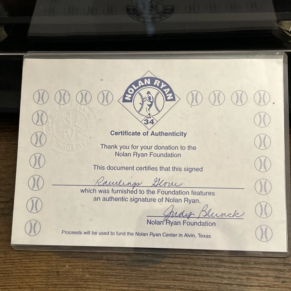 Guante Rawlings firmado por Nolan Ryan con exhibición inscrita "HOF" Foto 2 de 4