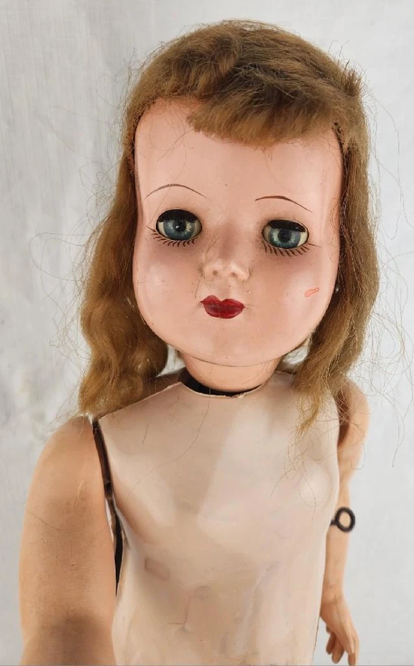 Muñeca de juguete mecánica vintage de 18" de cuerda de los años 50 - probada y funcionando Foto 2 de 4