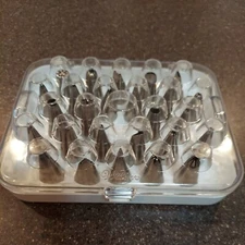 26 Wilton Frosting Tips With Case