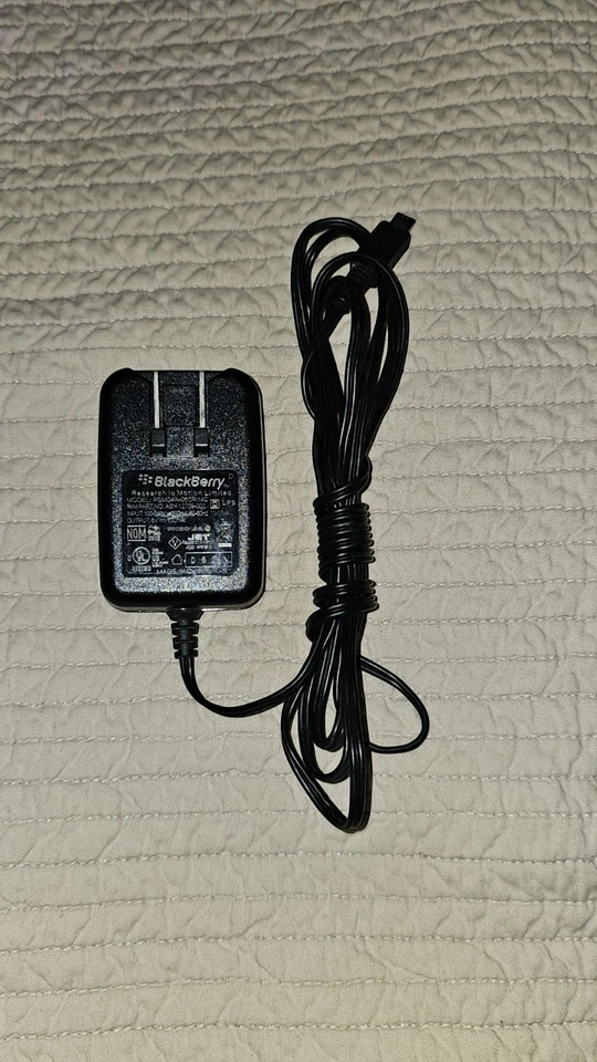 Подлинное настенное дорожное зарядное устройство BlackBerry Micro-USB модель PSM04R-050CHW1(M) - Изображение 2 из 3