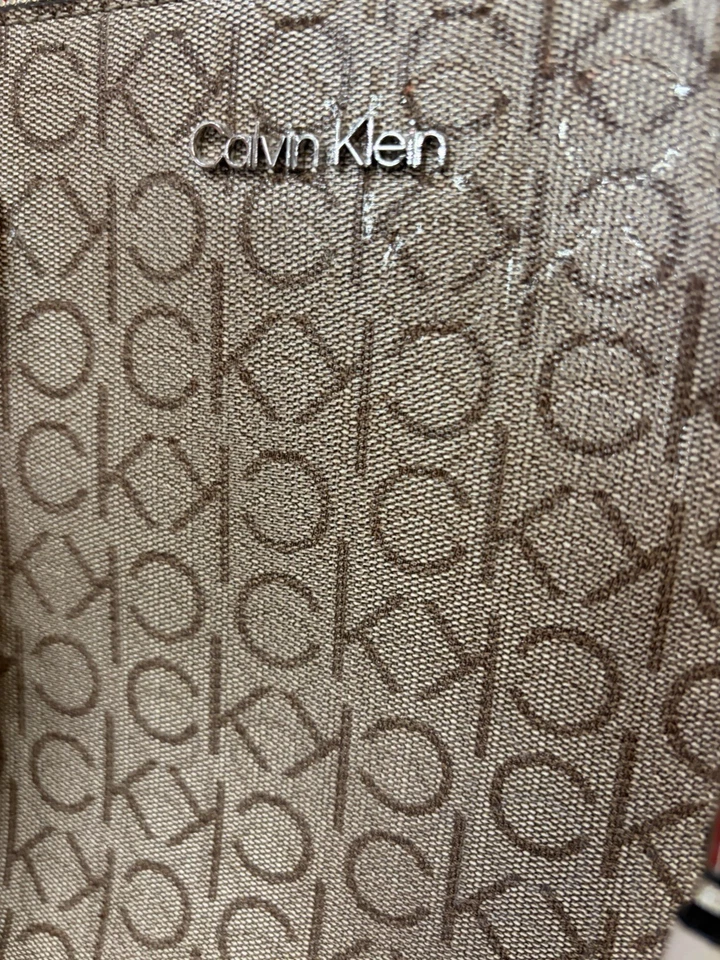 Bolso de Mano Lucy Triple Compartimento Calvin Klein con Correa Bandolera Foto 2 de 4