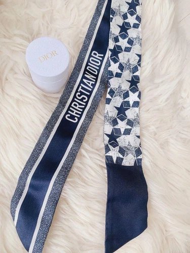 Foulard femme DIOR soie sergé motif étoile neuf avec boite made in Italy