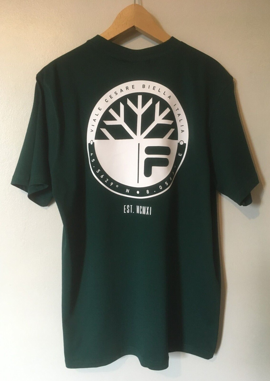 T shirt Fila stampa schiena uomo manica corta cotone media nuova con etichette prezzo consigliato £32 verde scuro