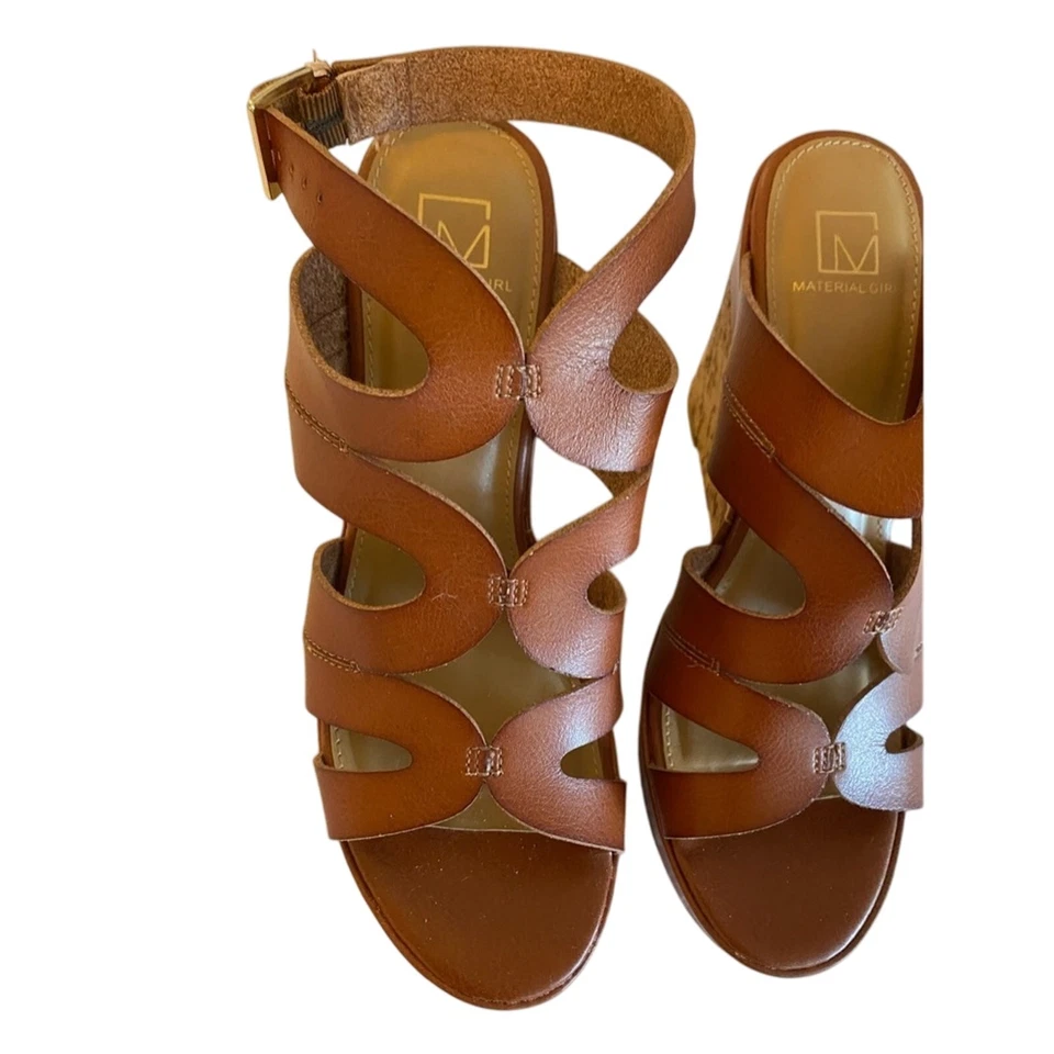 Sandalia de cuña Material Girl para mujer 8 nueva sin etiquetas imitación cuero marrón neutro punta abierta Foto 2 de 4