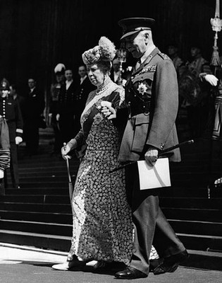 The Earl of Athlone escorts Queen Mary from St Paul's Cathedral Lo- Old Photo