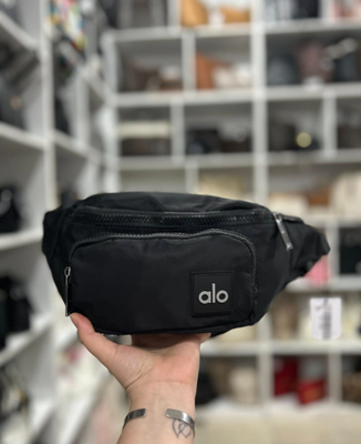 ALO Yoga ベルトバック　3L Alo Yoga Explorer Fanny Pack Black New With Tags 3L – Crown One