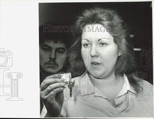 1985 Press Photo Larry Ray Gentry's wife Susan Gentry shows car key at court