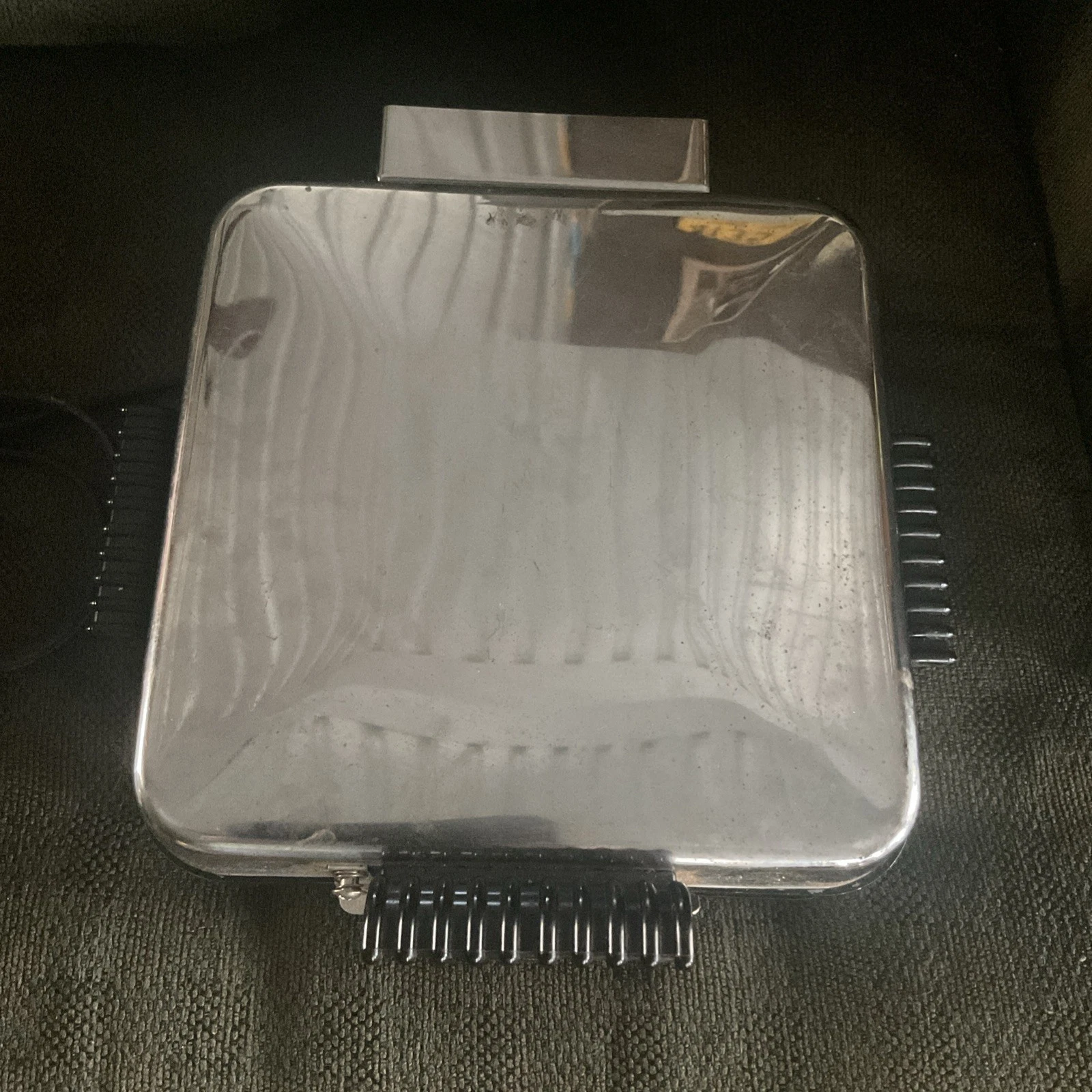 VillaWare 6150 Belgian Waffle Maker 1200W Makes 4 Waffles