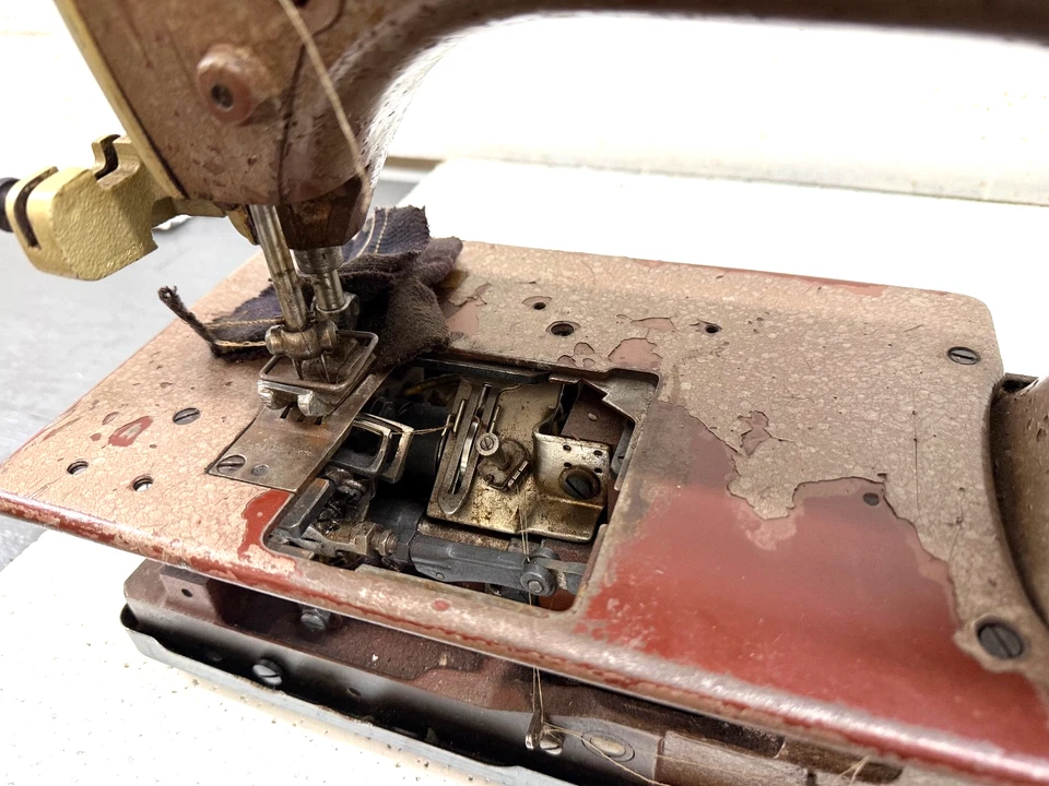 UNION SPECIAL 51400BP  1/4 SPACING 2 NEEDLE CHAINSTCH  INDUSTRIAL SEWING MACHINE - Image 3 of 4