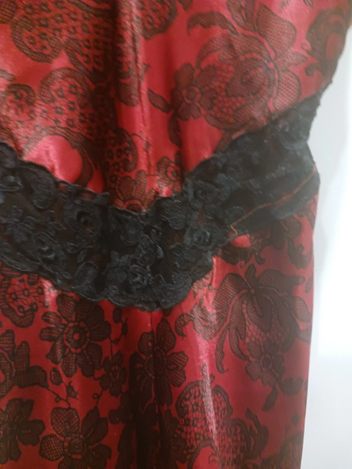 UNDERCOVER Abito piccolo Victoria Secret etichetta oro rosso e nero in pizzo