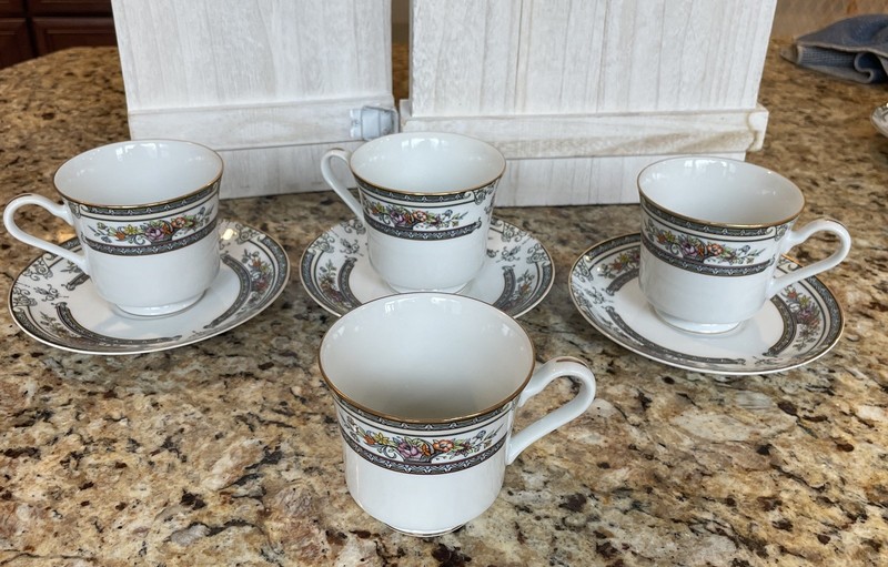 Vintage Mikasa Fine China Cambridge Floral Tea Cups and Saucers - Set L9015