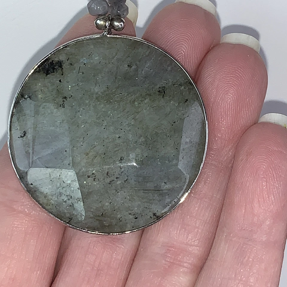 Hermoso colgante medallón de piedra facetada prehnita en cordón con piedras facetadas Foto 4 de 4