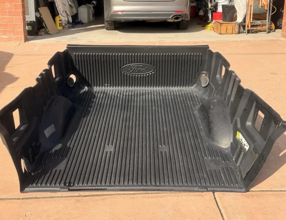 Bed Liner (used) 2023 Ford F250 Crew Cab 4x. Great Condition. Local Pick Up Only Foto 2 de 4