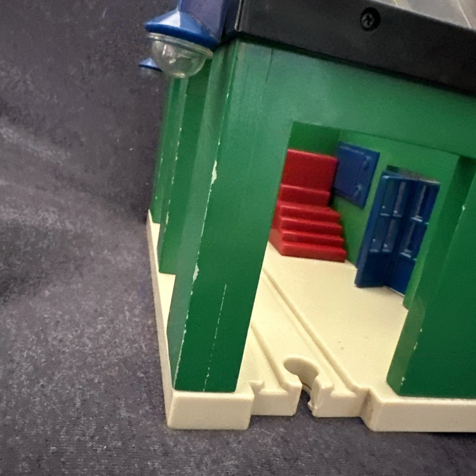 Estación de tren Battat - Luces y sonidos - Thomas & Brio madera compatible FUNCIONA Foto 4 de 4