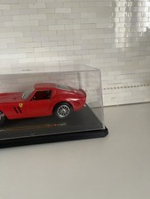burago ferrari 250 GTO del 1962 scala 1:24 con vetrina colore rosso