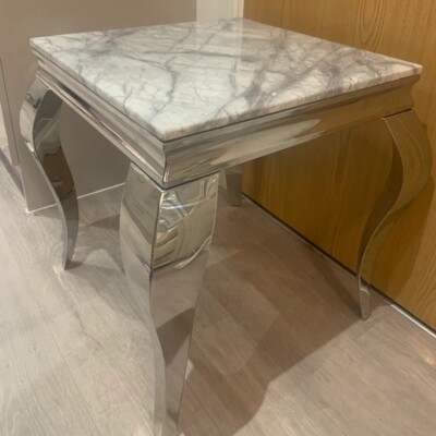 Brandneu Louis silbergrau weiß Marmor Seitenlampe Tisch Chrom Beine 60cm x 60cm