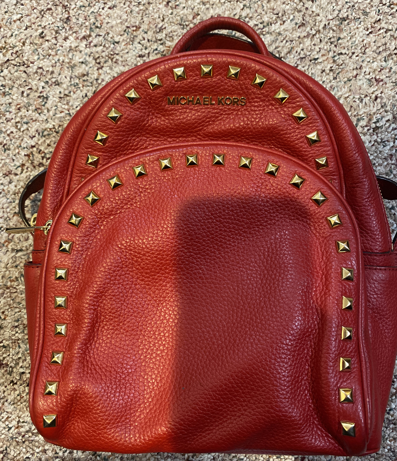 Arriba 48+ imagen michael kors backpack red and brown Abzlocal.mx